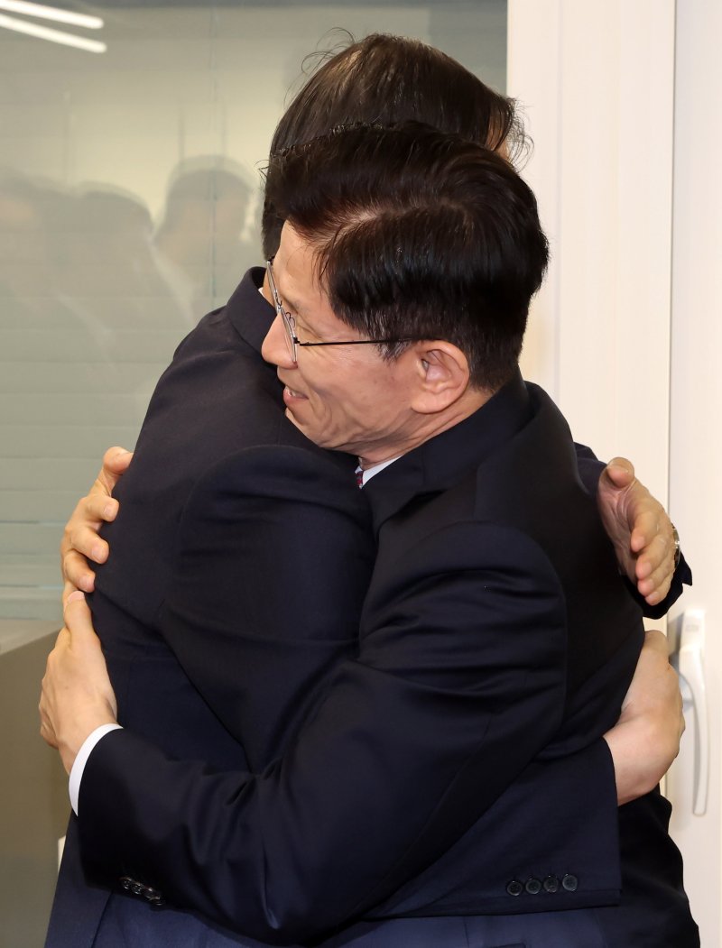 [서울=뉴시스] 권창회 기자 = 김문수 국민의힘 대선 후보가 11일 오전 서울 여의도 국민의힘 당사 내 대통령 후보실에서 한덕수 전 국무총리와 회동하며 포옹하고 있다. (공동취재) 2025.05.11. photo@newsis.com