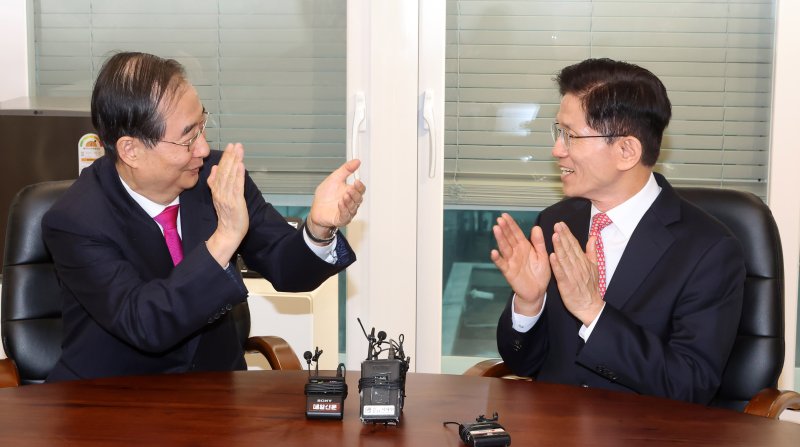 [서울=뉴시스] 권창회 기자 = 김문수 국민의힘 대선 후보가 11일 오전 서울 여의도 국민의힘 당사 내 대통령 후보실에서 한덕수 전 국무총리와 회동하며 박수치고 있다. (공동취재) 2025.05.11. photo@newsis.com