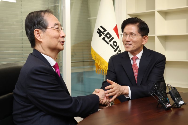 [서울=뉴시스] 권창회 기자 = 김문수 국민의힘 대선 후보가 11일 오전 서울 여의도 국민의힘 당사 내 대통령 후보실에서 한덕수 전 국무총리와 환담하고 있다. (공동취재)2025.05.11. photo@newsis.com
