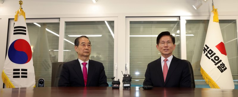[서울=뉴시스] 권창회 기자 = 김문수 국민의힘 대선 후보가 11일 오전 서울 여의도 국민의힘 당사 내 대통령 후보실에서 한덕수 전 국무총리와 회동하고 있다. (공동취재) 2025.05.11. photo@newsis.com