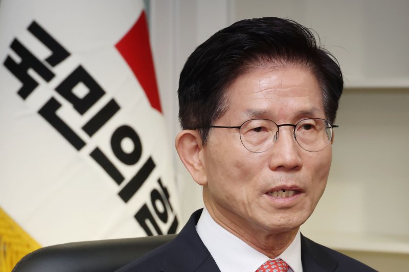 [서울=뉴시스] 권창회 기자 = 김문수 국민의힘 대선 후보가 11일 오전 서울 여의도 국민의힘 당사 내 대통령 후보실에서 한덕수 전 국무총리와 회동하며 발언하고 있다. (공동취재)2025.05.11. photo@newsis.com