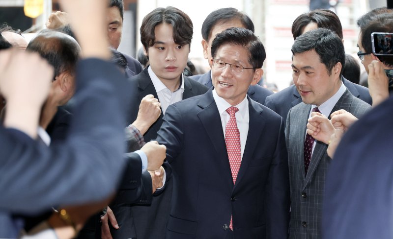 [서울=뉴시스] 권창회 기자 = 김문수 국민의힘 대선 후보가 11일 오전 서울 여의도 국민의힘 당사 내 대통령 후보실로 들어서며 지지자들의 응원을 받고 있다. (공동취재) 2025.05.11. photo@newsis.com