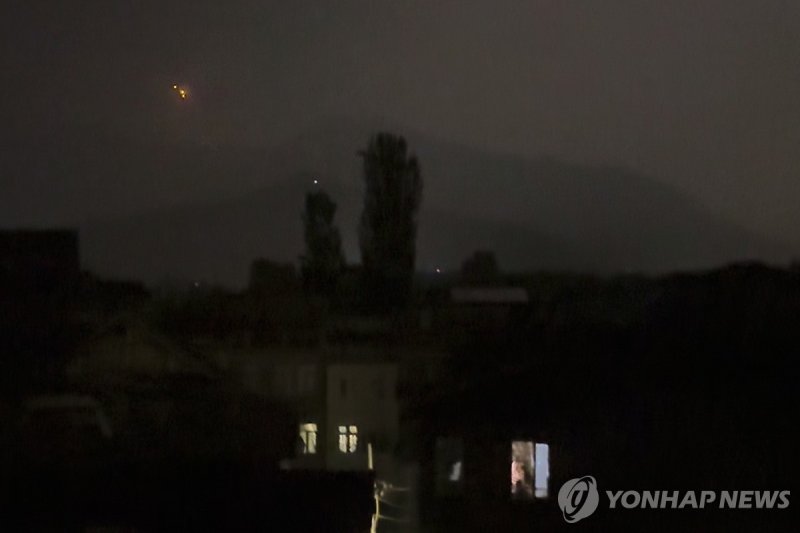 휴전 협정 이후인 10일 카슈미르 밤하늘에 목격된 섬광 (출처=연합뉴스)