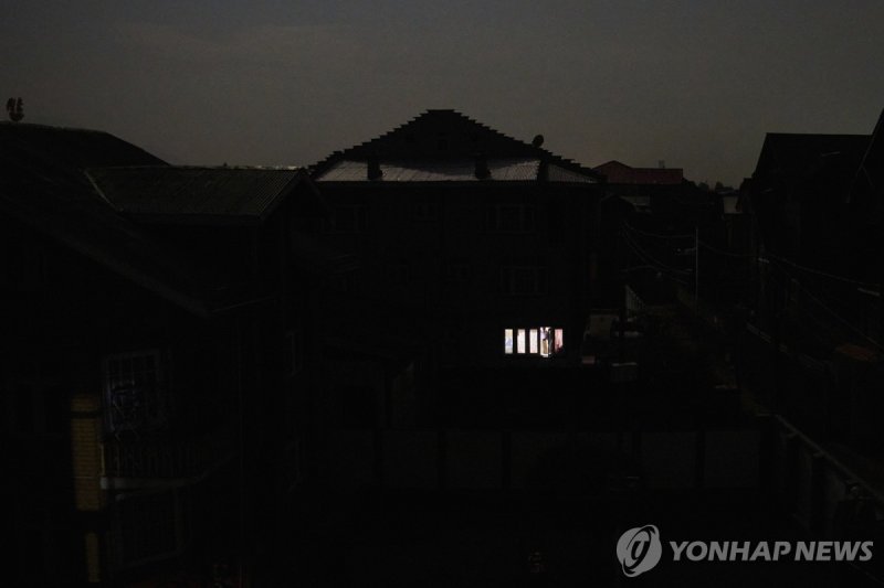 정전으로 어둠에 잠긴 카슈미르 (출처=연합뉴스)