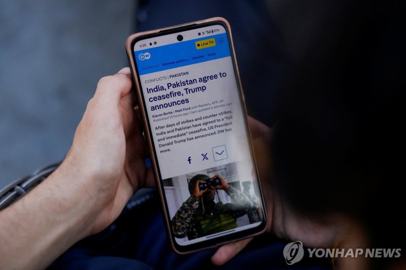 인도령 카슈미르의 스리나가르에서 트럼프 휴전 발표 기사 읽는 시민 (출처=연합뉴스)