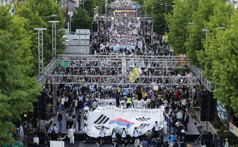 [광주=뉴시스] 김혜인 기자 = 17일 오후 전남 광주 금남로 일대에서 시민들이 44주년 5·18민중항쟁기념행사 '모두의 오월, 하나되는 오월' 민주평화대행진을 하고 있다. (공동취재사진) 2024.05.17. hyein0342@newsis.com