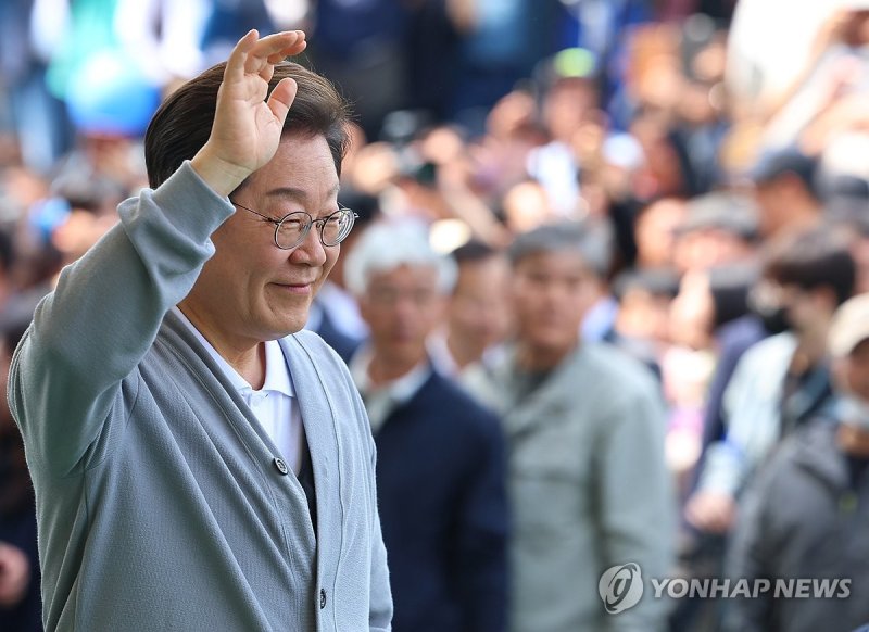 해남 지지자들에게 인사하는 이재명 후보 (출처=연합뉴스)