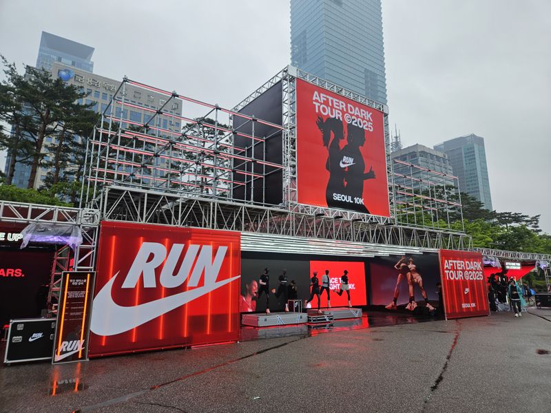 서울 여의도공원에서 열린 '애프터 다크 투어 서울 10K' 행사장에 마련된 나이키 홍보 부스. 사진=이정화 기자