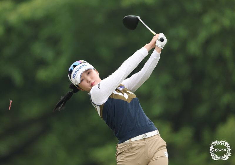 ‘수원 여왕’ 이예원, 2년 연속 와이어 투 와이어 우승… 다승‧상금 모조리 선두 [NH투자증권 챔피언십]