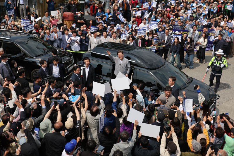 [영암=뉴시스] 조성우 기자 = 민심을 청취하는 '경청 투어'에 나선 이재명 더불어민주당 대선후보가 11일 전남 영암군 독천터미널 인근에서 군민들과 인사를 나누고 있다. 2025.05.11. xconfind@newsis.com