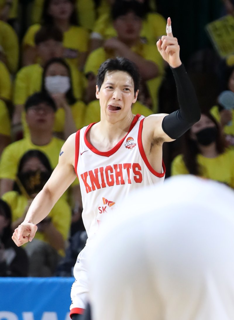 11일 오후 경남 창원 성산구 창원체육관에서 열린 '2024-25 KCC 프로농구 챔피언결정전 4차전' 창원 LG 세이커스와 서울 SK 나이츠의 경기에서 SK 김선형이 득점에 성공한 후 세리머니를 하고 있다. 2025.5.11/뉴스1 ⓒ News1 윤일지 기자