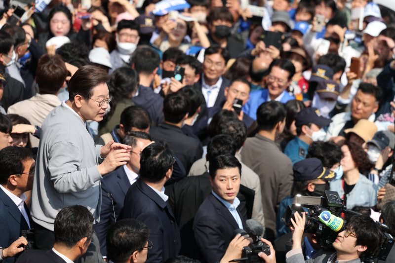 경청투어에 나선 이재명 더불어민주당 대통령 후보가 11일 오후 전남 영암군에 도착해 시민들을 향해 인사하고 있다. 2025.5.11/뉴스1 ⓒ News1 이재명 기자