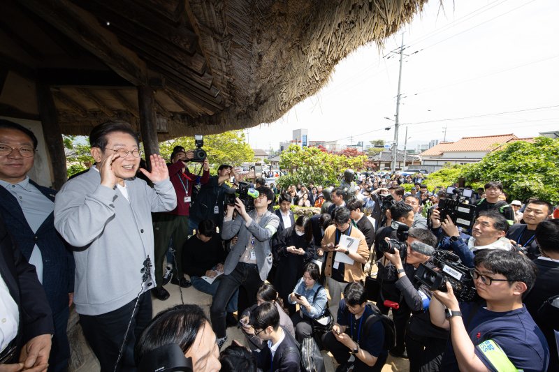 경청투어에 나선 이재명 더불어민주당 대통령 후보가 11일 오후 전남 강진군 강진읍 사의재를 찾아 시민들에게 인사말을 하고 있다. 2025.5.11/뉴스1 ⓒ News1 이재명 기자
