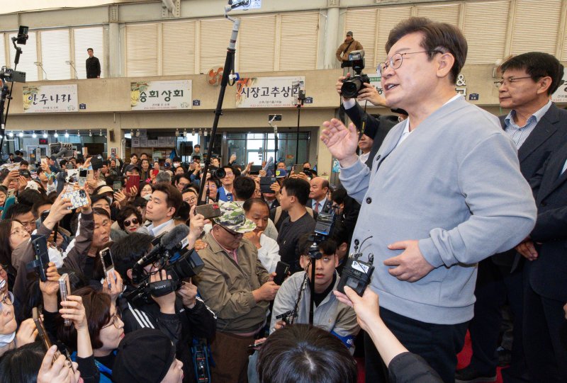 경청투어에 나선 이재명 더불어민주당 대통령 후보가 11일 오전 전남 강진군 강진시장에서 연설을 하고 있다. 2025.5.11/뉴스1 ⓒ News1 이재명 기자