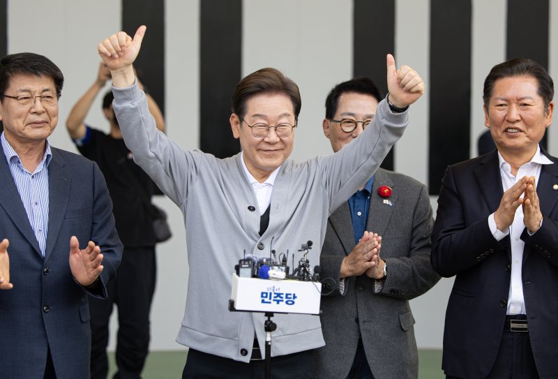 경청투어에 나선 이재명 더불어민주당 대통령 후보가 11일 오후 전남 해남군 군민광장 야외공연장에서 연설에 앞서 엄지를 들어보이고 있다. 2025.5.11/뉴스1 ⓒ News1 이재명 기자