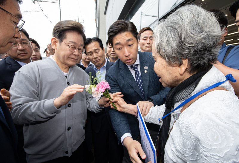 경청투어에 나선 이재명 더불어민주당 대통령 후보가 11일 오전 전남 화순군 화순읍 화순교 일대에서 박선영 열사 어머니와 대화를 나누고 있다. 2025.5.11/뉴스1 ⓒ News1 이재명 기자