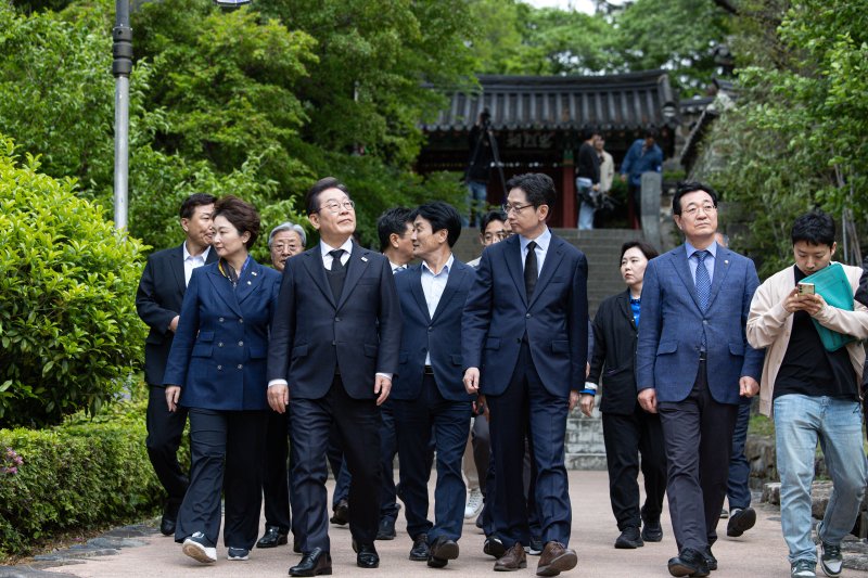 경청투어에 나선 이재명 더불어민주당 대통령 후보가 10일 오후 경남 남해군 충렬사를 찾아 이순신 장군 사당 참배를 마친 후 나오고 있다. 2025.5.10/뉴스1 ⓒ News1 이재명 기자