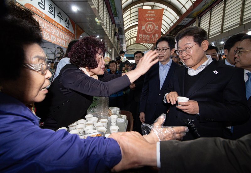 경청투어에 나선 이재명 더불어민주당 대통령 후보가 10일 오후 경남 사천시 사천읍시장에서 상인들과 대화를 나누고 있다. 2025.5.10/뉴스1 ⓒ News1 이재명 기자