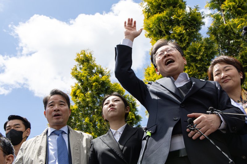 경청투어에 나선 이재명 더불어민주당 대통령 후보가 10일 오전 경남 함양군 가야읍 가야시장에서 연설을 하고 있다. 2025.5.10/뉴스1 ⓒ News1 이재명 기자