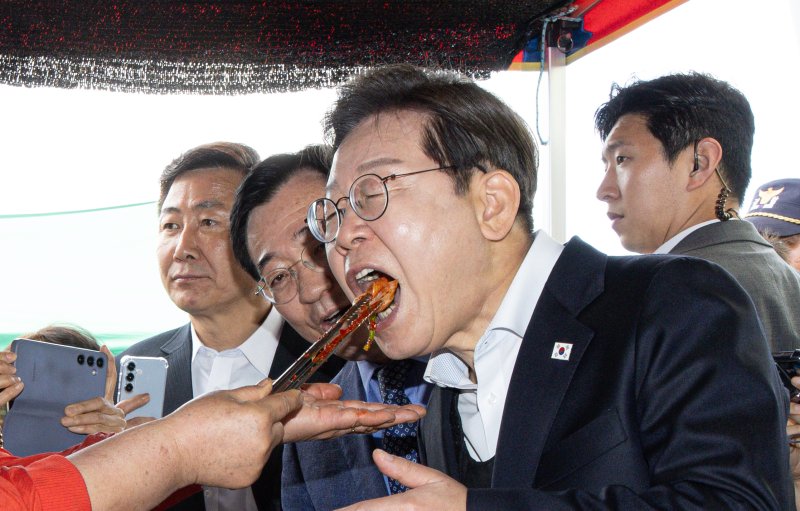 경청투어에 나선 이재명 더불어민주당 대통령 후보가 10일 오전 경남 함양군 가야읍 가야시장에서 김치를 맛보고 있다. 2025.5.10/뉴스1 ⓒ News1 이재명 기자