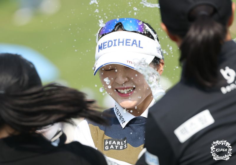 ‘수원 여왕’ 이예원, 2년 연속 와이어 투 와이어 우승… 다승‧상금 모조리 선두 [NH투자증권 챔피언십]