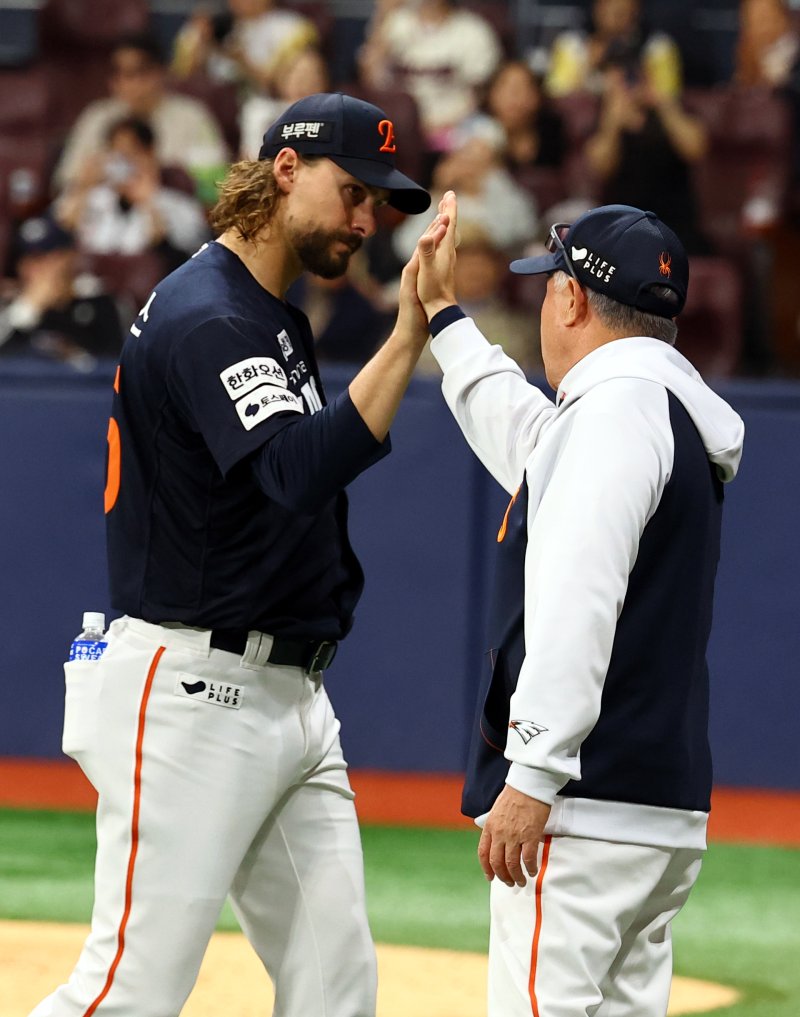 [서울=뉴시스] 박주성 기자 = 11일 오후 서울 구로구 고척스카이돔에서 열린 프로야구 2025 KBO리그 한화 이글스 대 키움 히어로즈의 경기, 한화가 8대0으로 키움 히어로즈에게 승리 후 선발 투수인 와이스가 김경문 감독과 하이파이브를 하고 있다. 2025.05.11. park7691@newsis.com