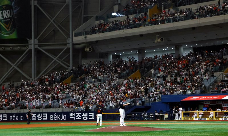 [서울=뉴시스] 박주성 기자 = 11일 오후 서울 구로구 고척스카이돔에서 열린 프로야구 2025 KBO리그 한화 이글스 대 키움 히어로즈의 경기, 키움 히어로즈 구단 최다 홈 7경기 연속 매진을 달성하고 있다. 2025.05.11. park7691@newsis.com