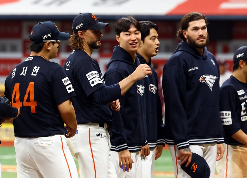 [서울=뉴시스] 박주성 기자 = 11일 오후 서울 구로구 고척스카이돔에서 열린 프로야구 2025 KBO리그 한화 이글스 대 키움 히어로즈의 경기, 한화가 8대0으로 키움 히어로즈에게 승리 후 선수들이 기쁨을 나누고 있다. 2025.05.11. park7691@newsis.com