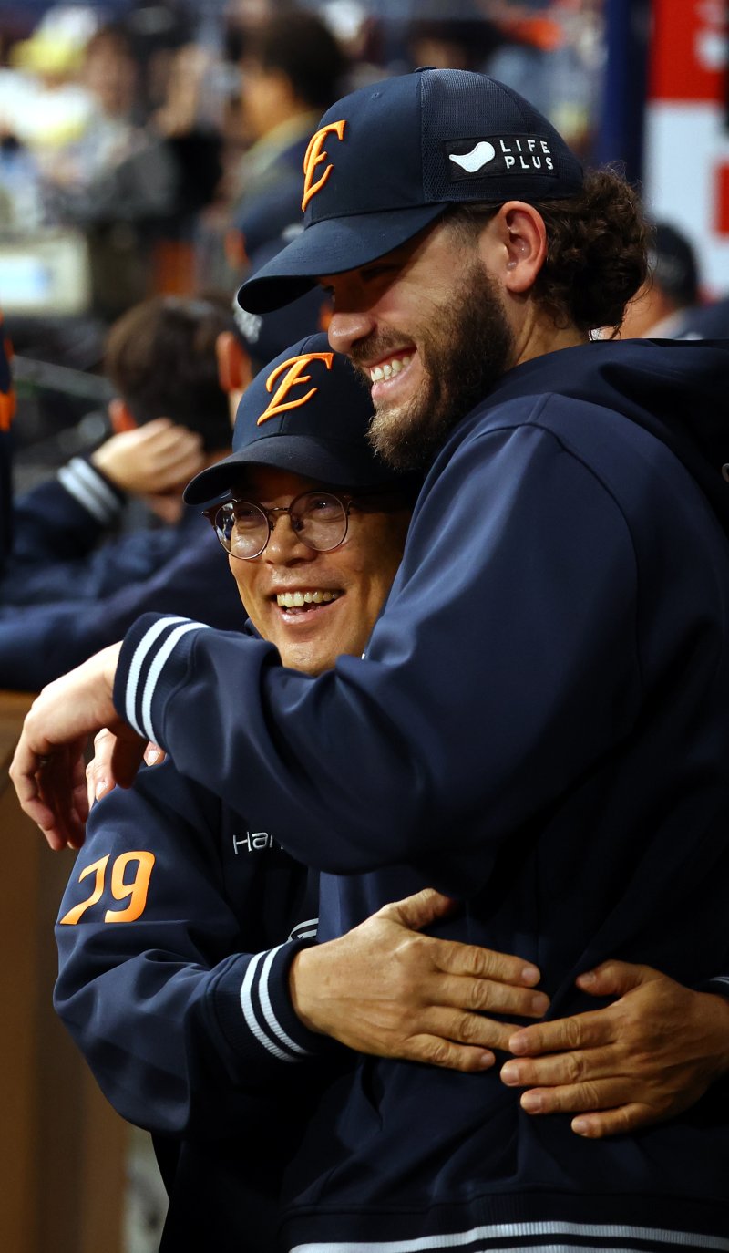 [서울=뉴시스] 박주성 기자 = 11일 오후 서울 구로구 고척스카이돔에서 열린 프로야구 2025 KBO리그 한화 이글스 대 키움 히어로즈의 경기, 한화 투수 폰세가 양상문 투수코치와 웃으며 포옹하고 있다. 2025.05.11. park7691@newsis.com