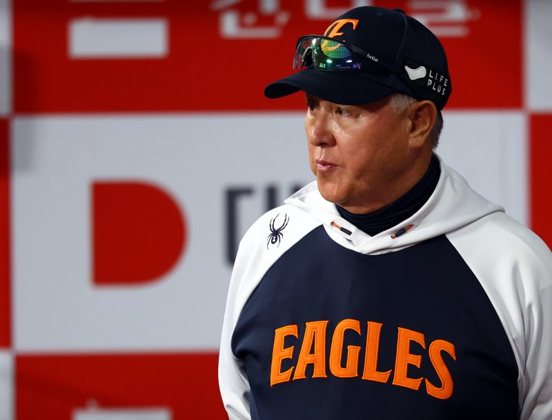 [서울=뉴시스] 박주성 기자 = 11일 오후 서울 구로구 고척스카이돔에서 열린 프로야구 2025 KBO리그 한화 이글스 대 키움 히어로즈의 경기, 김경문 감독이 선수들의 플레이를 지켜보고 있다. 2025.05.11. park7691@newsis.com