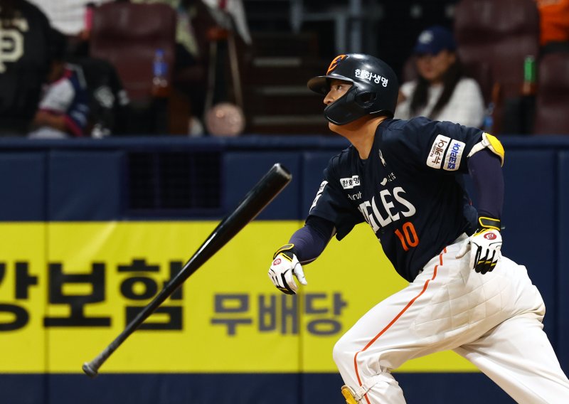 [서울=뉴시스] 박주성 기자 = 11일 오후 서울 구로구 고척스카이돔에서 열린 프로야구 2025 KBO리그 한화 이글스 대 키움 히어로즈의 경기, 6회초 한화 이진영이 솔로 홈런을 치고 있다. 2025.05.11. park7691@newsis.com