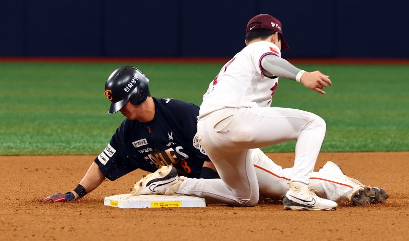 [서울=뉴시스] 박주성 기자 = 11일 오후 서울 구로구 고척스카이돔에서 열린 프로야구 2025 KBO리그 한화 이글스 대 키움 히어로즈의 경기, 5회초 투아웃 1루에 있던 주자 한화 노시환이 도루에 성공하고 있다. 2025.05.11. park7691@newsis.com