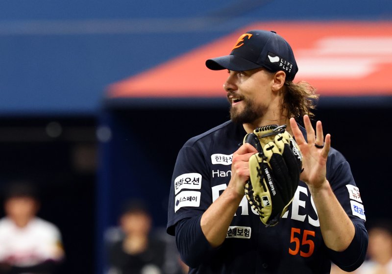 [서울=뉴시스] 박주성 기자 = 11일 오후 서울 구로구 고척스카이돔에서 열린 프로야구 2025 KBO리그 한화 이글스 대 키움 히어로즈의 경기, 4회말 투아웃 1루에 있던 주자 키움 이주형이 도루 실패 하자 한화 선발 와이스가 환호하고 있다. 2025.05.11. park7691@newsis.com
