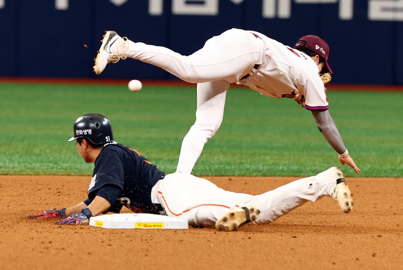 [서울=뉴시스] 박주성 기자 = 11일 오후 서울 구로구 고척스카이돔에서 열린 프로야구 2025 KBO리그 한화 이글스 대 키움 히어로즈의 경기, 3회초 투아웃 1루에 있던 주자 문현빈이 2루 도루에 성공하고 있다. 2025.05.11. park7691@newsis.com