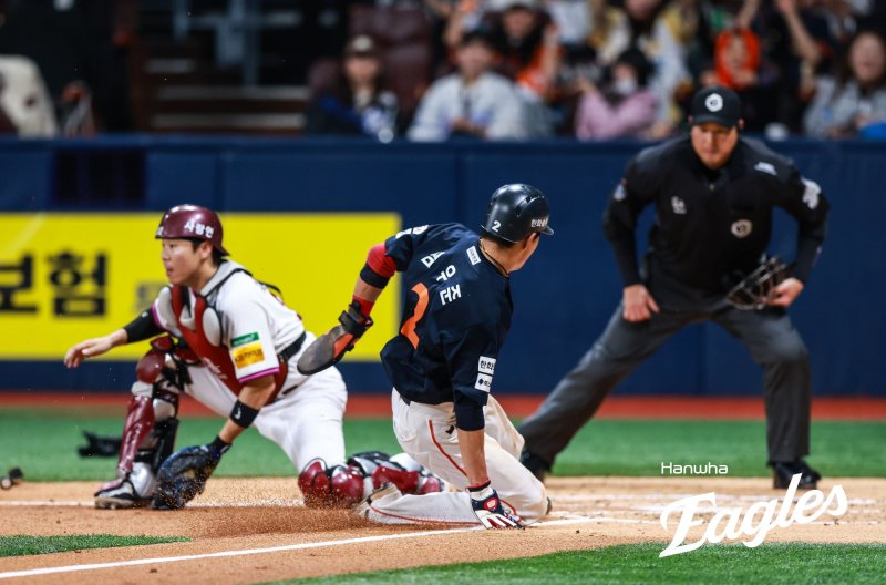 [서울=뉴시스] 프로야구 한화 이글스 심우준이 10일 서울 고척스카이돔에서 열린 2025 신한 쏠뱅크 KBO리그 키움 히어로즈와의 경기에서 득점을 올리고 있다. (사진=한화 이글스 제공) 2025.05.10. *재판매 및 DB 금지