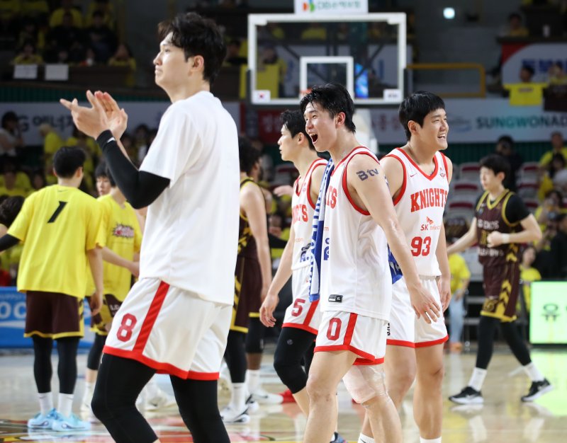 11일 오후 경남 창원 성산구 창원체육관에서 열린 '2024-25 KCC 프로농구 챔피언결정전 4차전' 창원 LG 세이커스와 서울 SK 나이츠의 경기에서 73대 48로 승리한 SK 선수들이 기뻐하고 있다. 2025.5.11/뉴스1 ⓒ News1 윤일지 기자