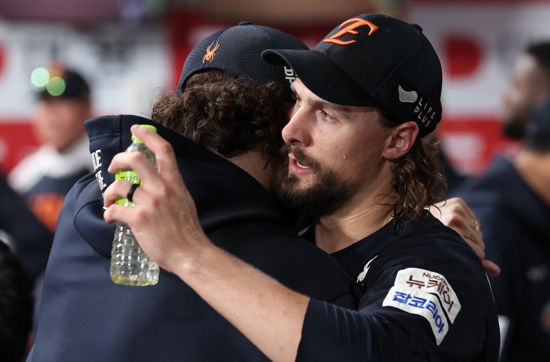 11일 서울 구로구 고척스카이돔에서 열린 '2025 신한 SOL뱅크 KBO리그' 한화 이글스와 키움 히어로즈의 경기, 한화 선발 와이스(오른쪽)가 8회까지 무실점으로 역투를 펼친 후 더그아웃에서 폰세와 포옹하고 있다. 2025.5.11/뉴스1 ⓒ News1 김성진 기자