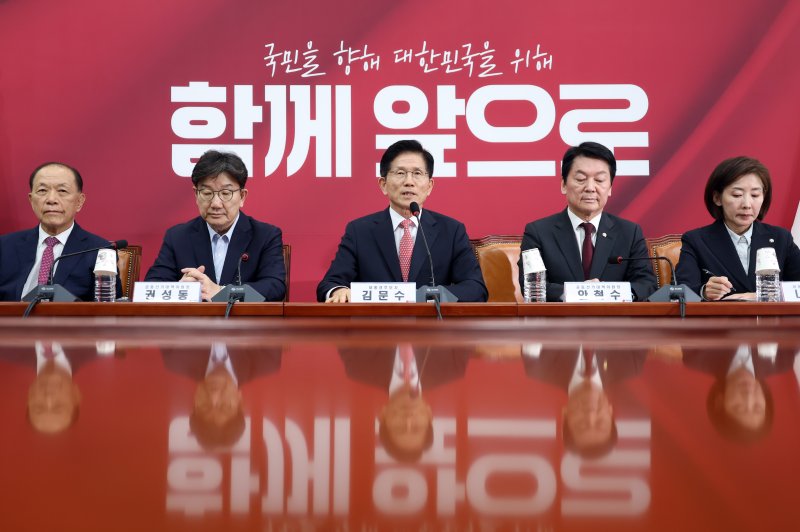 [서울=뉴시스] 고승민 기자 = 김문수 국민의힘 대선 후보가 11일 서울 여의도 국회에서 열린 중앙선거대책위원회의에서 발언하고 있다. 2025.05.11. kkssmm99@newsis.com