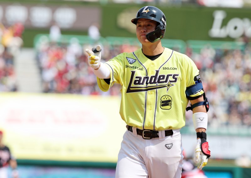 [인천=뉴시스] 이영환 기자 = 11일 오후 인천 미추홀구 SSG랜더스필드에서 열린 2025 프로야구 KIA 타이거즈와 SSG 랜더스의 더블헤더 1차전 경기, 2회말 2사 2,3루 SSG 조형우가 2타점 안타를 날린 후 기뻐하고 있다. 2025.05.11. 20hwan@newsis.com