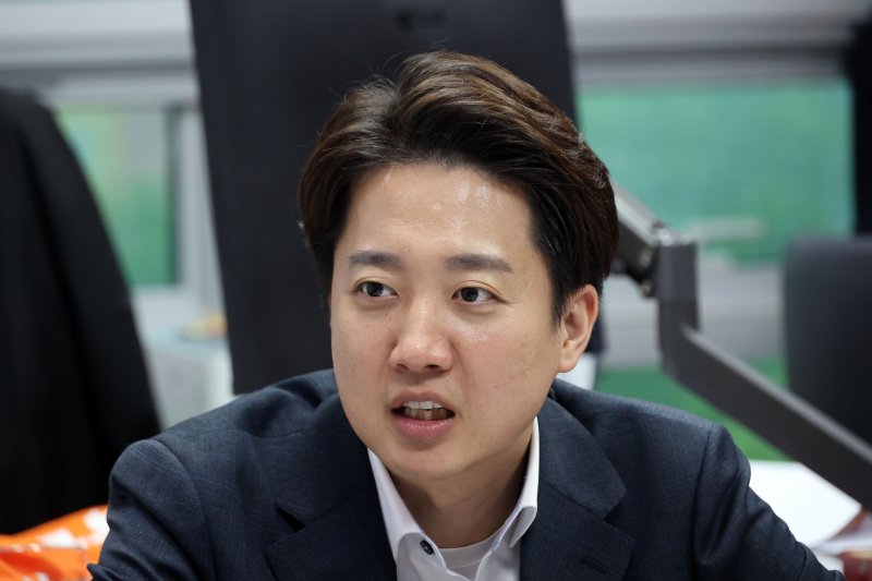 이준석 "범보수 빅텐트는 떴다방…이재명 퍼주기 공약엔 재원 빠져" [대선주자 릴레이 인터뷰]