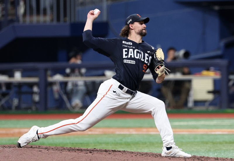 11일 서울 구로구 고척스카이돔에서 열린 '2025 신한 SOL뱅크 KBO리그' 한화 이글스와 키움 히어로즈의 경기, 한화 선발 와이스가 7회초를 삼자범퇴로 막아내고 있다. 2025.5.11/뉴스1 ⓒ News1 김성진 기자