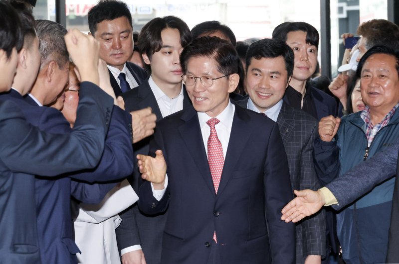 김문수 국민의힘 대통령 후보가 11일 오전 한덕수 전 국무총리와의 회동을 서울 여의도 중앙당사로 들어서며 지지자들과 인사나누고 있다. 김 후보는 이날 오전 중앙선건관리위원회에 대통령 후보 등록을 마쳤다. (공동취재) 2025.5.11/뉴스1 ⓒ News1 이광호 기자