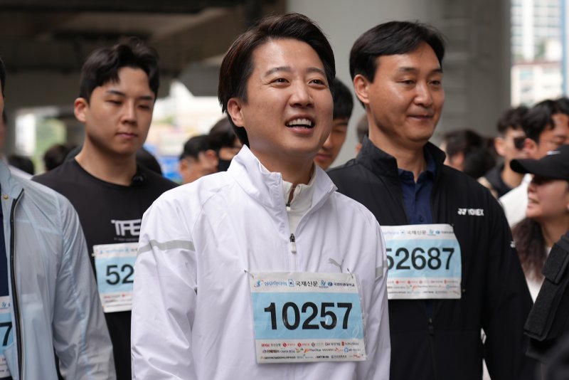 이준석 개혁신당 대통령 후보가 11일 오전 부산 해운대구 벡스코광장에서 열린 2025 다이아몬드브리지 국제걷기축제에 참석하고 있다. (이준석 캠프 제공, 재판매 및 DB 금지) 2025.5.11/뉴스1