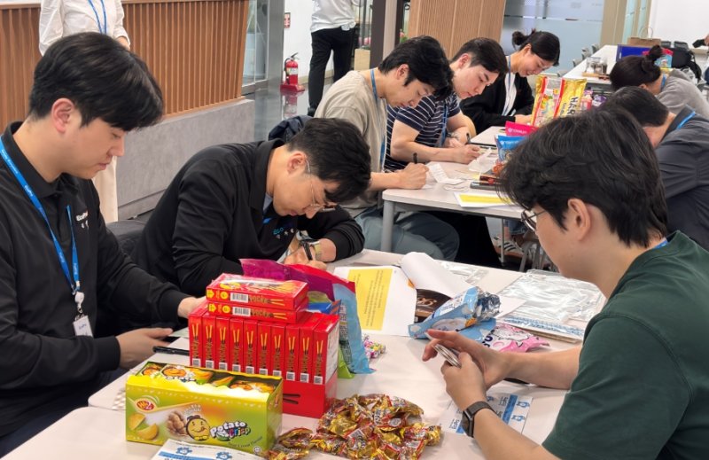 에코프로 임직원이 최근 에코프로 포항캠퍼스에서 사회공헌 활동의 일환으로 간식세트와 손편지를 준비하고 있다. 에코프로 제공