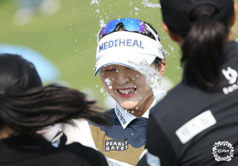 [서울=뉴시스] 추상철 기자 = 11일 경기 용인 수원CC에서 열린 'NH투자증권 레이디스 챔피언십' 최종라운드, 우승을 차지한 이예원이 축하 물세례를 받고 있다. (사진=KLPGA 제공) 2025.05.11. photo@newsis.com *재판매 및 DB 금지