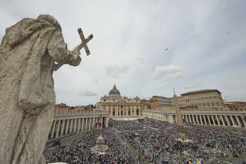 [AP/뉴시스] 교황의 대성당 발코니 등장 무렵의 아래 성베드로 광장 모습