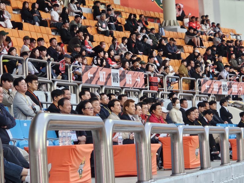 11일 오후 강원FC와 김천상무의 프로축구 K리그1 경기가 열리는 춘천 송암스포타운 주경기장 VIP석에 김진태 강원도지사, 김병지 강원FC 대표 이사 등이 경기를 관람하고 있다.2025.5.11 한귀섭 기자