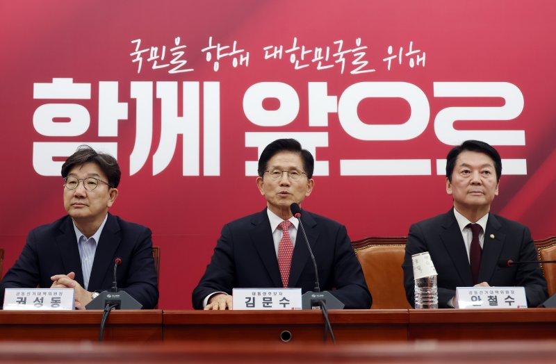 [서울=뉴시스] 고승민 기자 = 김문수 국민의힘 대선 후보가 11일 서울 여의도 국회에서 열린 중앙선거대책위원회의에서 발언하고 있다. 2025.05.11. kkssmm99@newsis.com