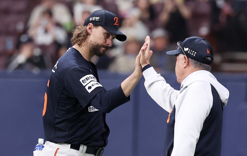 한화 김경문 감독이 11일 서울 구로구 고척스카이돔에서 열린 '2025 신한 SOL뱅크 KBO리그' 한화 이글스와 키움 히어로즈의 경기에서 8-0으로 승리한 후 와이스와 하이파이브를 하고 있다. 2025.5.11/뉴스1 ⓒ News1 김성진 기자