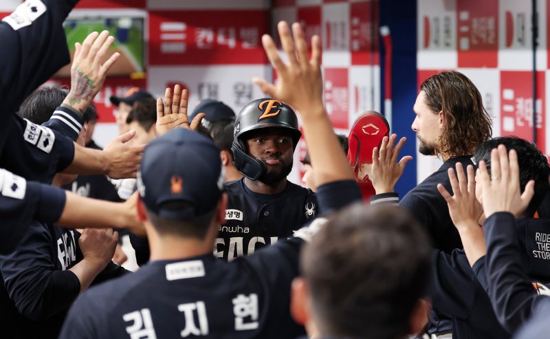 11일 서울 구로구 고척스카이돔에서 열린 '2025 신한 SOL뱅크 KBO리그' 한화 이글스와 키움 히어로즈의 경기, 한화 플로리얼이 5회초 2사 3루 노시환의 1타점 적시타 때 득점을 올린 후 더그아웃에서 하이파이브를 하고 있다. 2025.5.11/뉴스1 ⓒ News1 김성진 기자